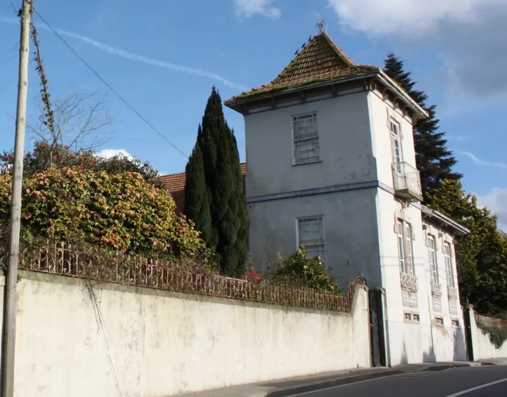 Reabilitação e Restauro de casa tradicional - Vista da rua e torre