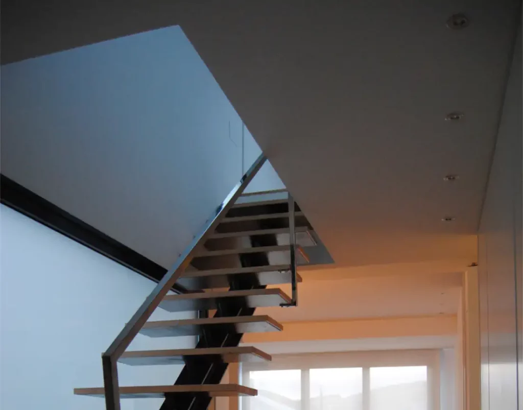 Habitação plurifamiliar - escada dos apartamentos duplex