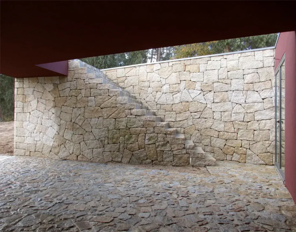 Casa ecológica com escadas em granito