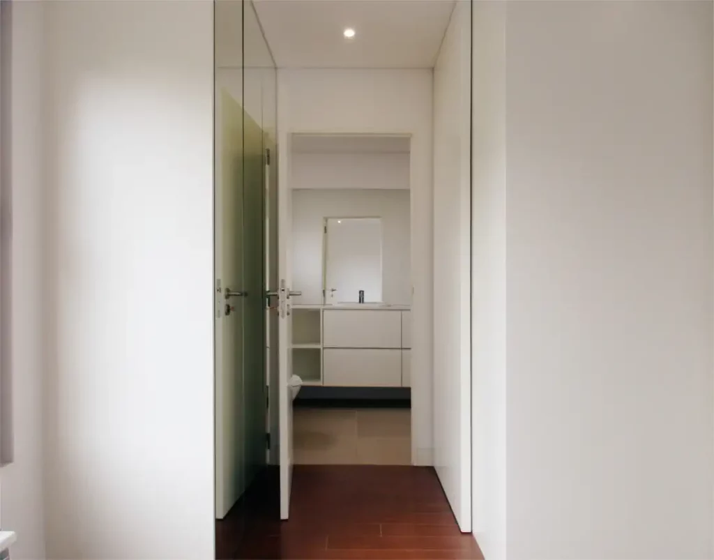 Casa na Foz - quarto com closet e casa de banho