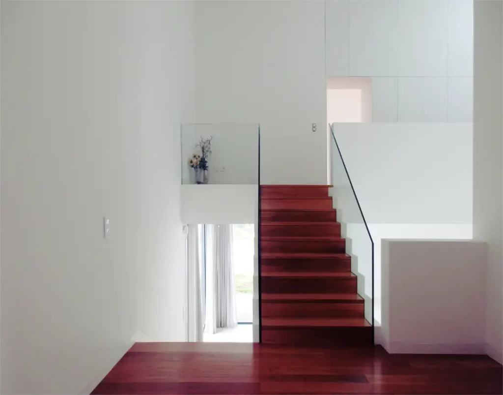Casa luminosa em meios pisos - escada dos quartos