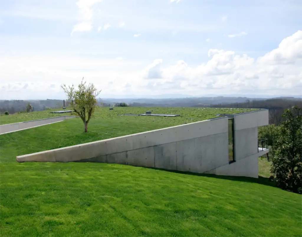 Cobertura vegetal da casa em betão à vista