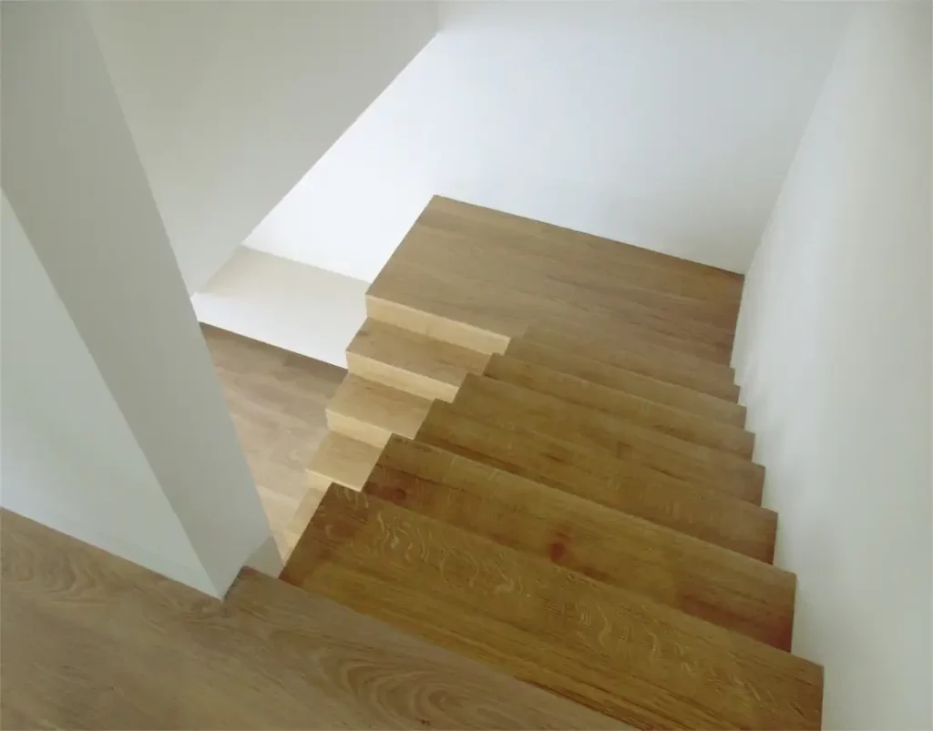 Escadas em madeira da casa funcional