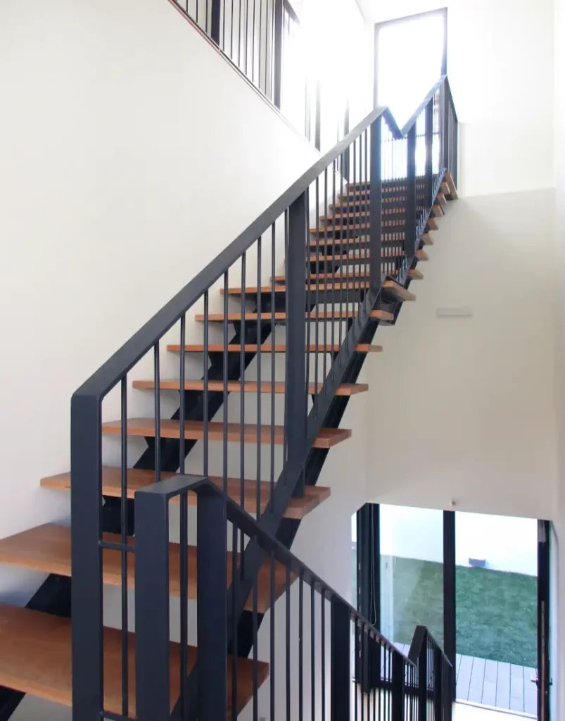 Casa minimal - escadas metálicas