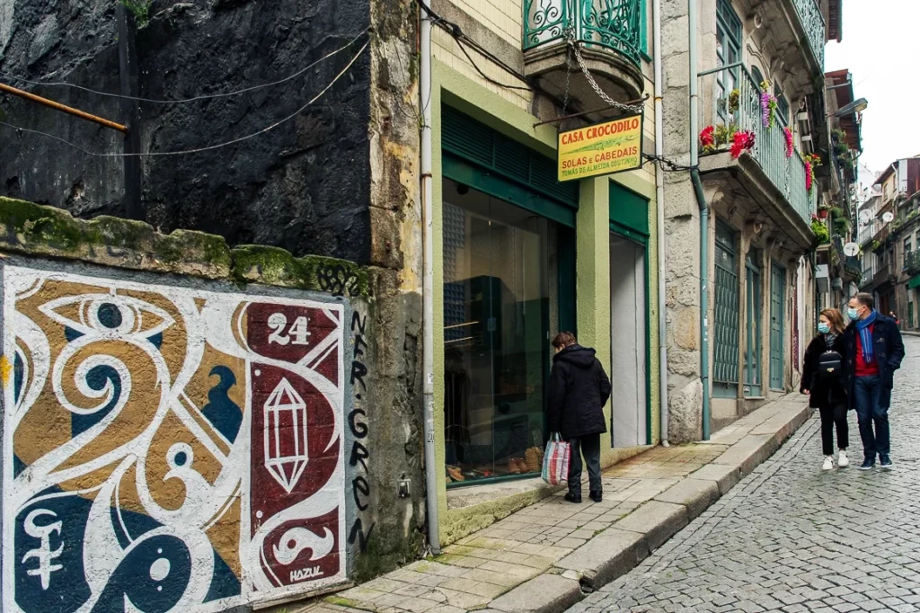 Os caixilhos restaurados na fachada tradicional