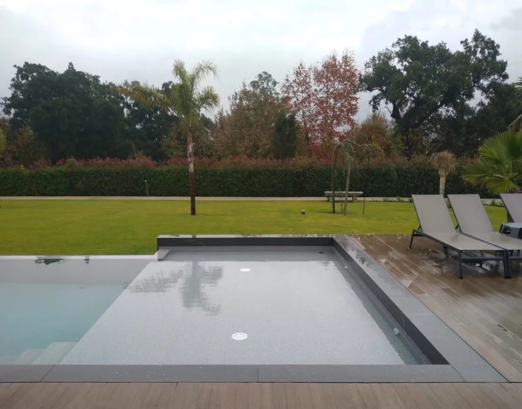 Piscina e deck junto ao jardim