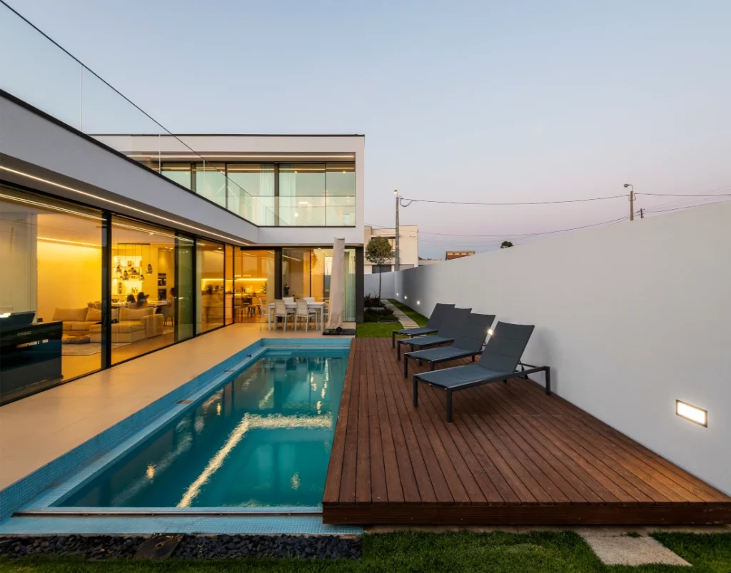 Pátio da casa com a cobertura deslizante da piscina