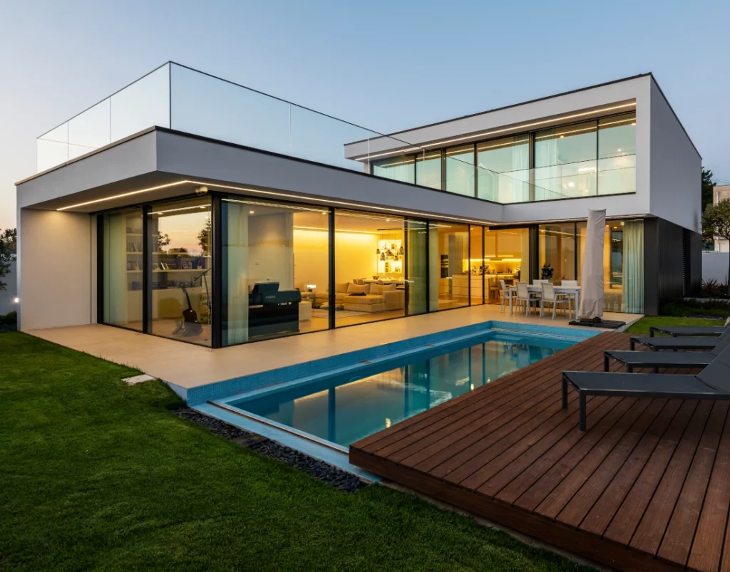 Casa em forma de L com o terraço e quartos em cima