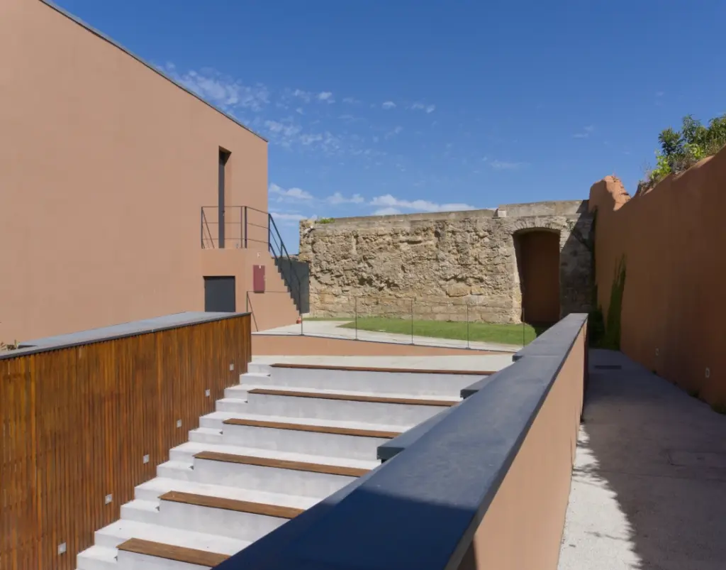 Auditório do Museu com vista para a muralha e jardim