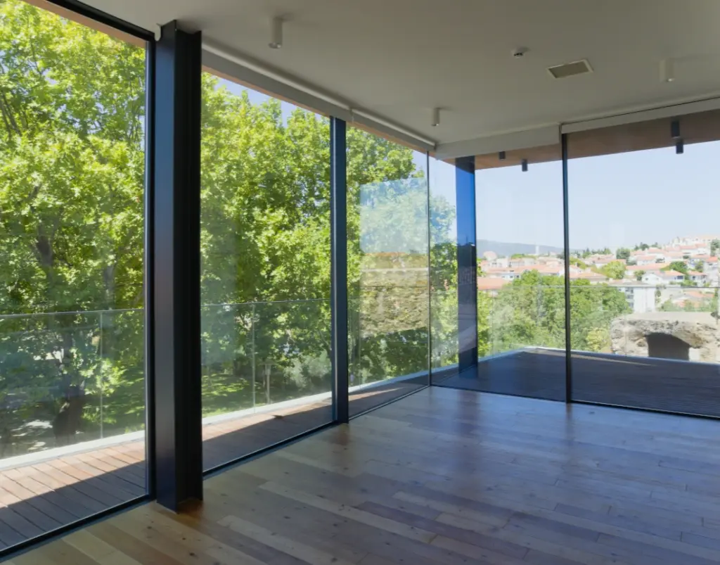 Bar na cobertura com vista para muralha jardim e cidade