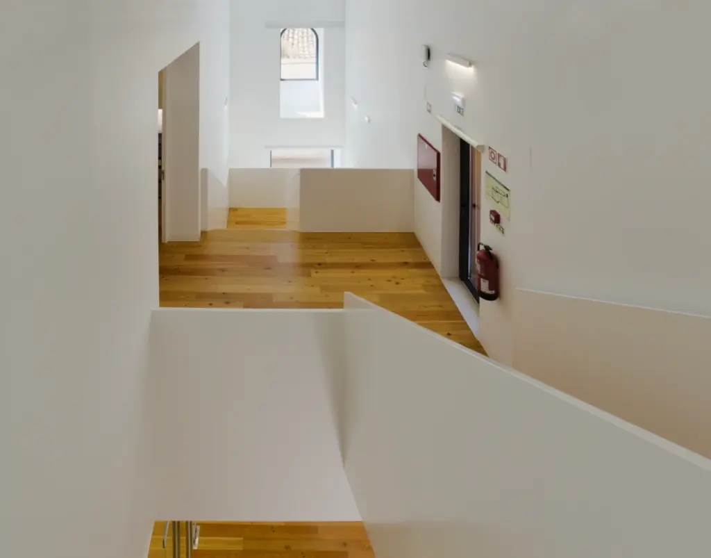 Escadas com mezanino sobre o átrio de entrada