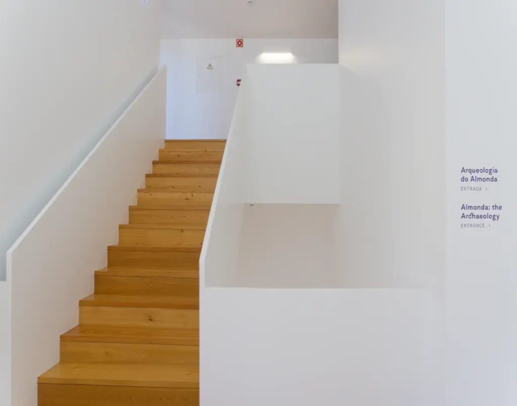 Escadas e entrada das salas de exposição
