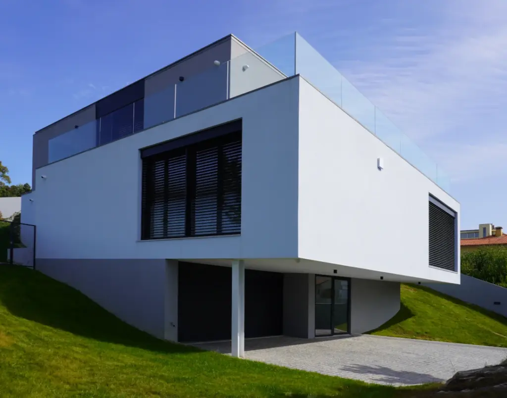 Construção seccionada em volumes torna o conjunto visualmente leve