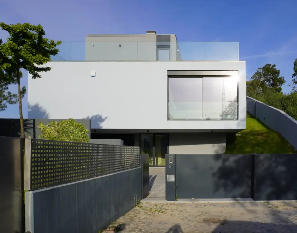 Entrada e alpendre da casa com terraço
