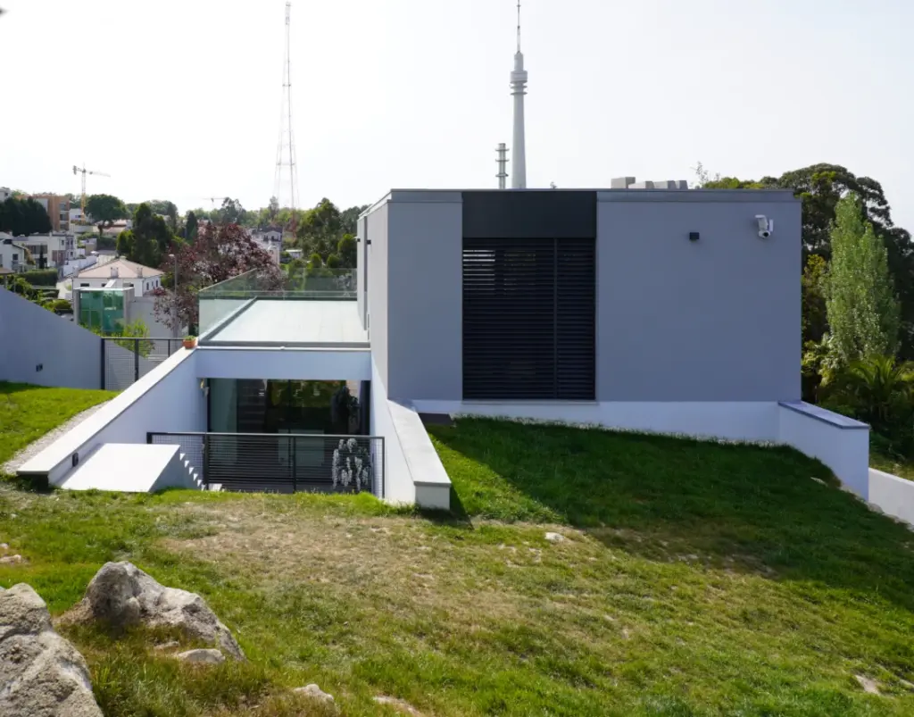 Jardim e espaços de ligação com a casa permitem usufruir do exterior