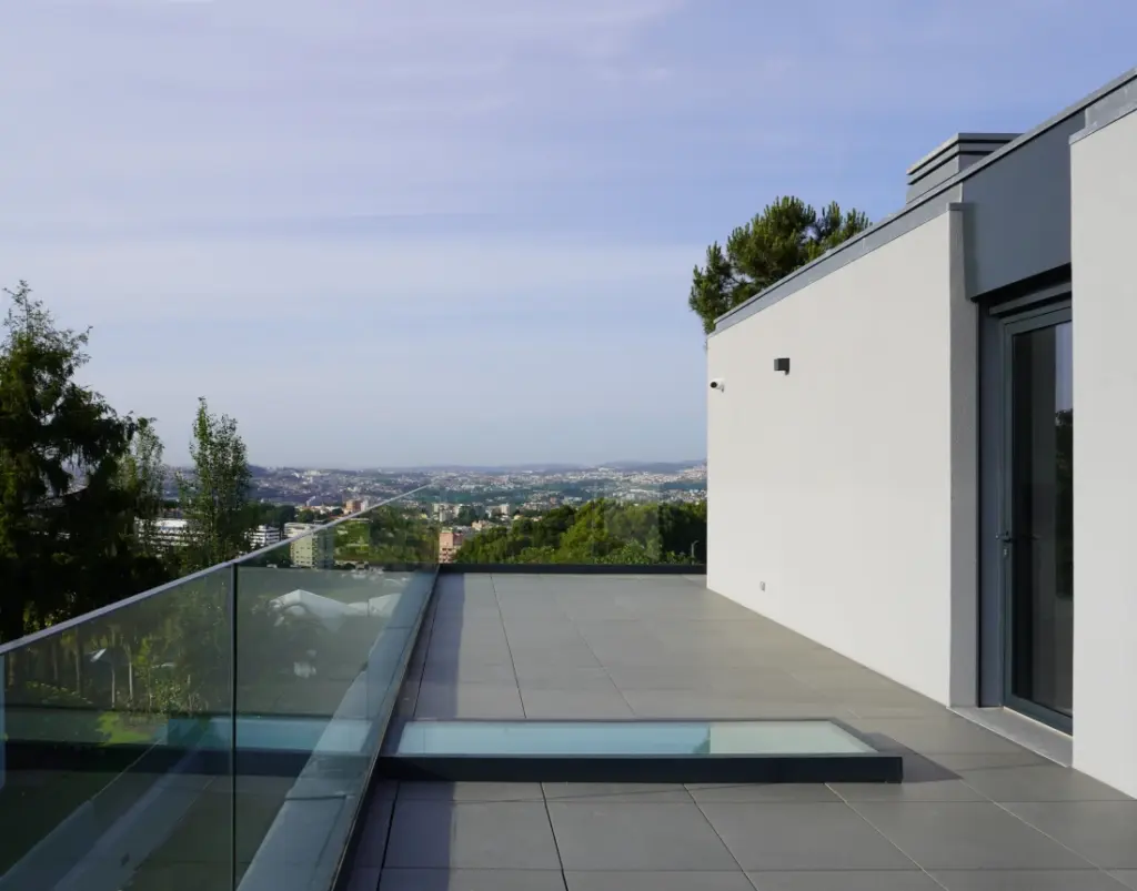 Terraço com vista para o Porto e claraboia no pavimento