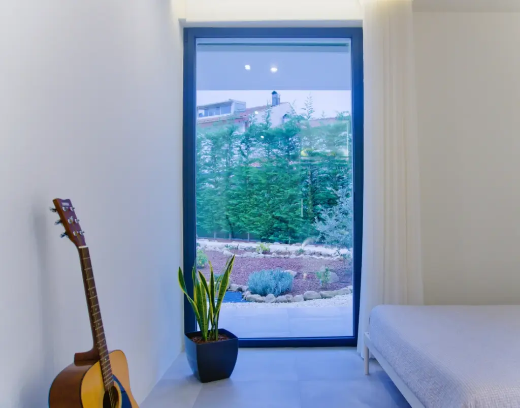 Quarto com vista e saída para o jardim