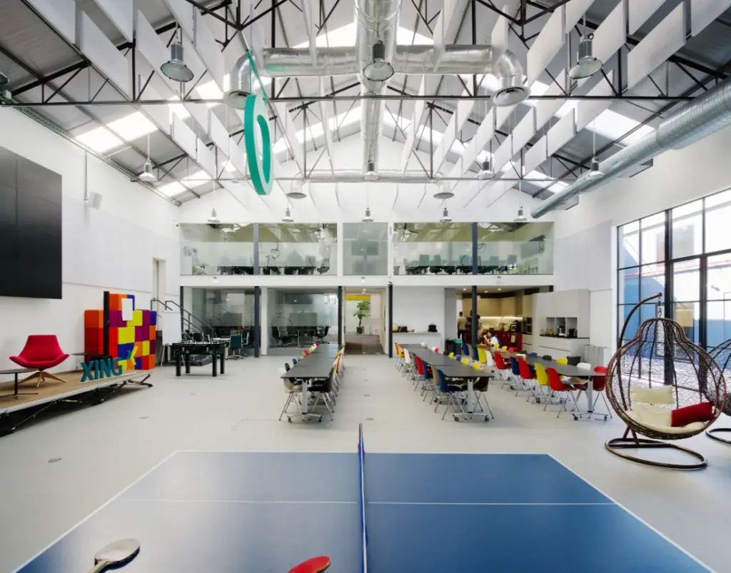 Sala de conferências e salas de reunião ao fundo.