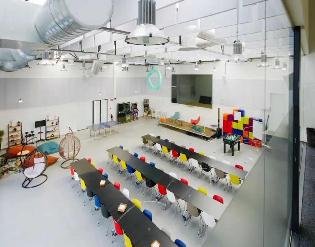Sala de conferências vista desde as salas de reunião.