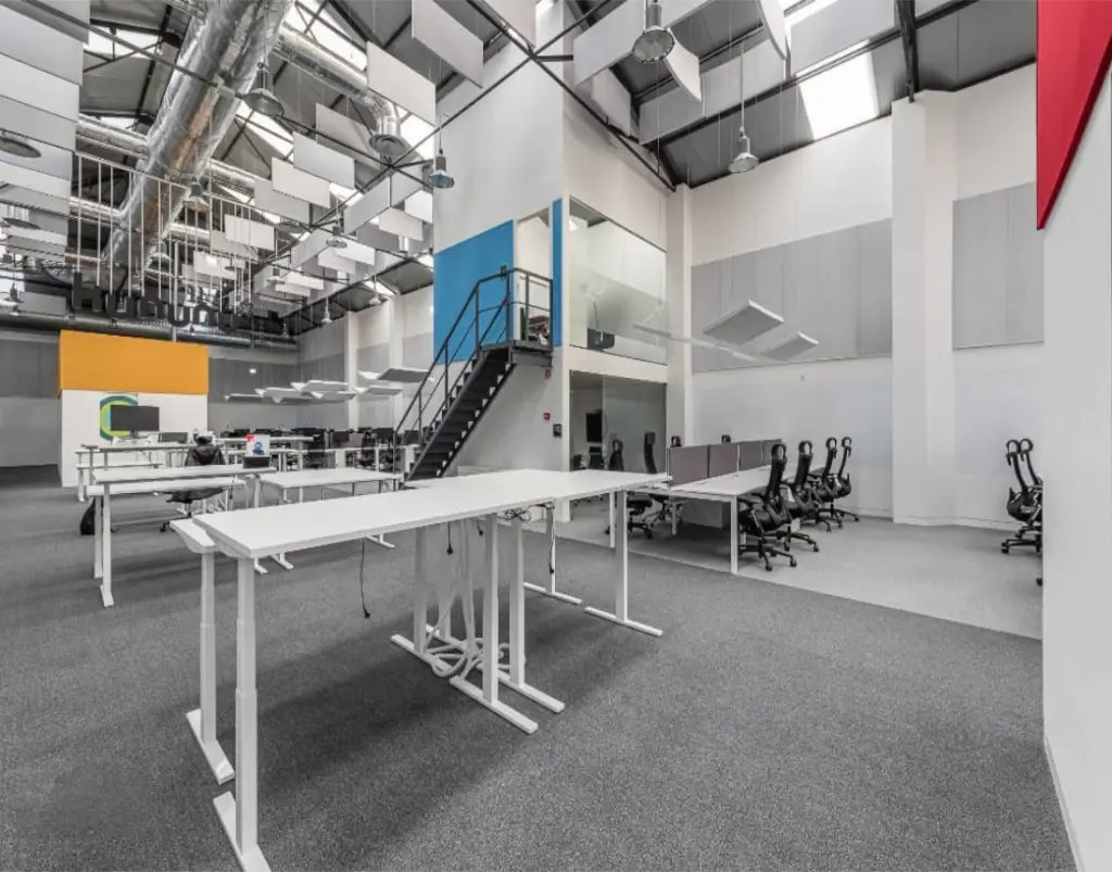 Zona de trabalho com as salas de reunião no meio.